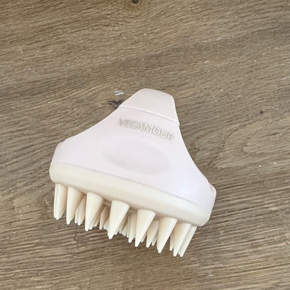 Vegamour Scalp Massager in Light Pink